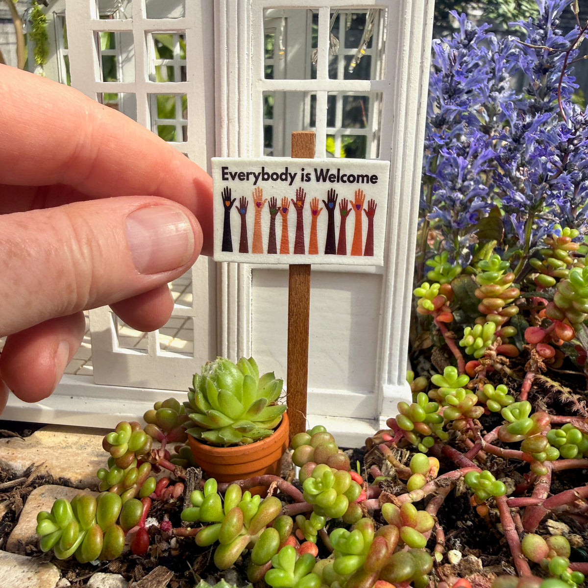 Miniature Garden Sign: Everybody is Welcome