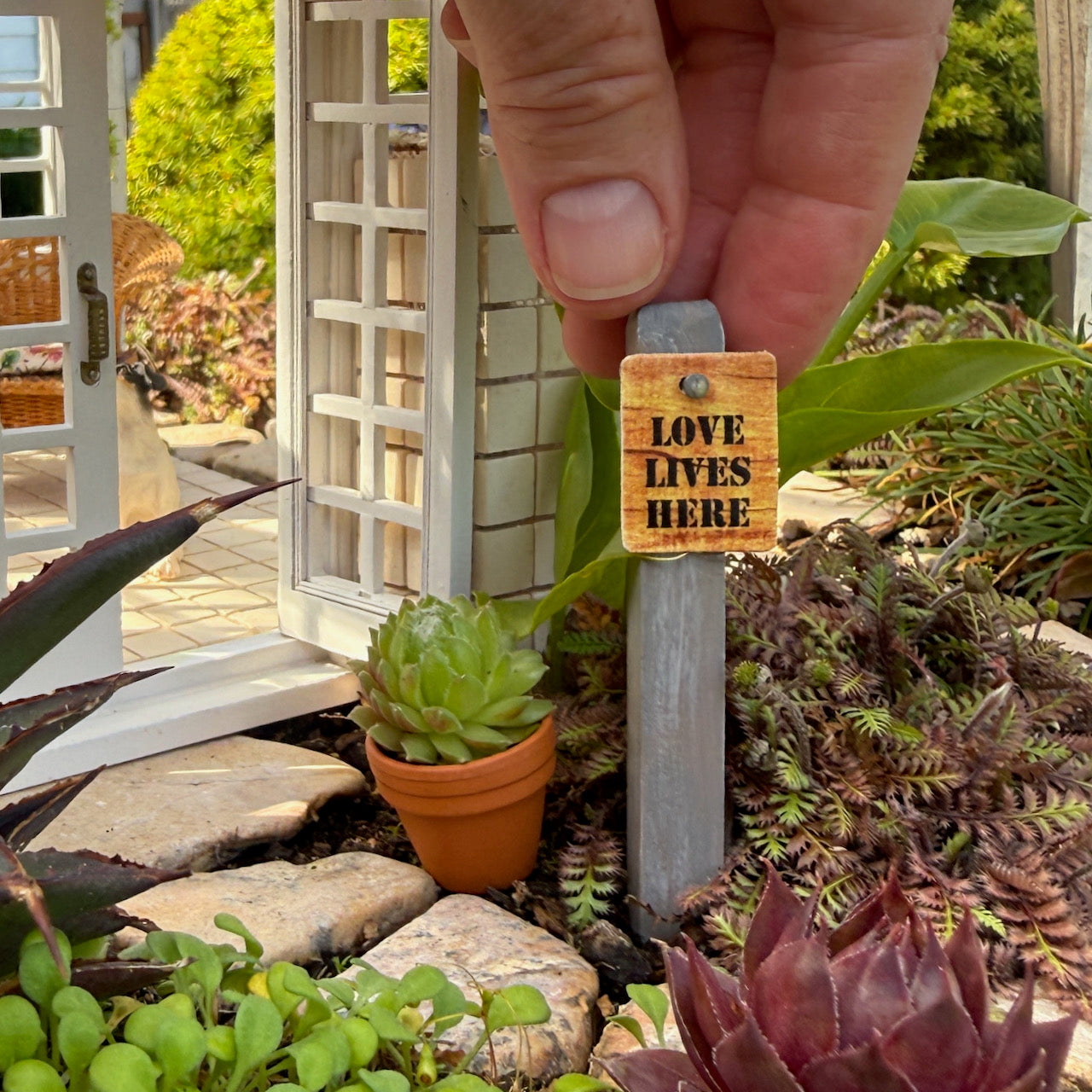 Miniature Garden Sign: Love Lives Here