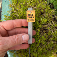 Miniature Garden Sign: Love Lives Here