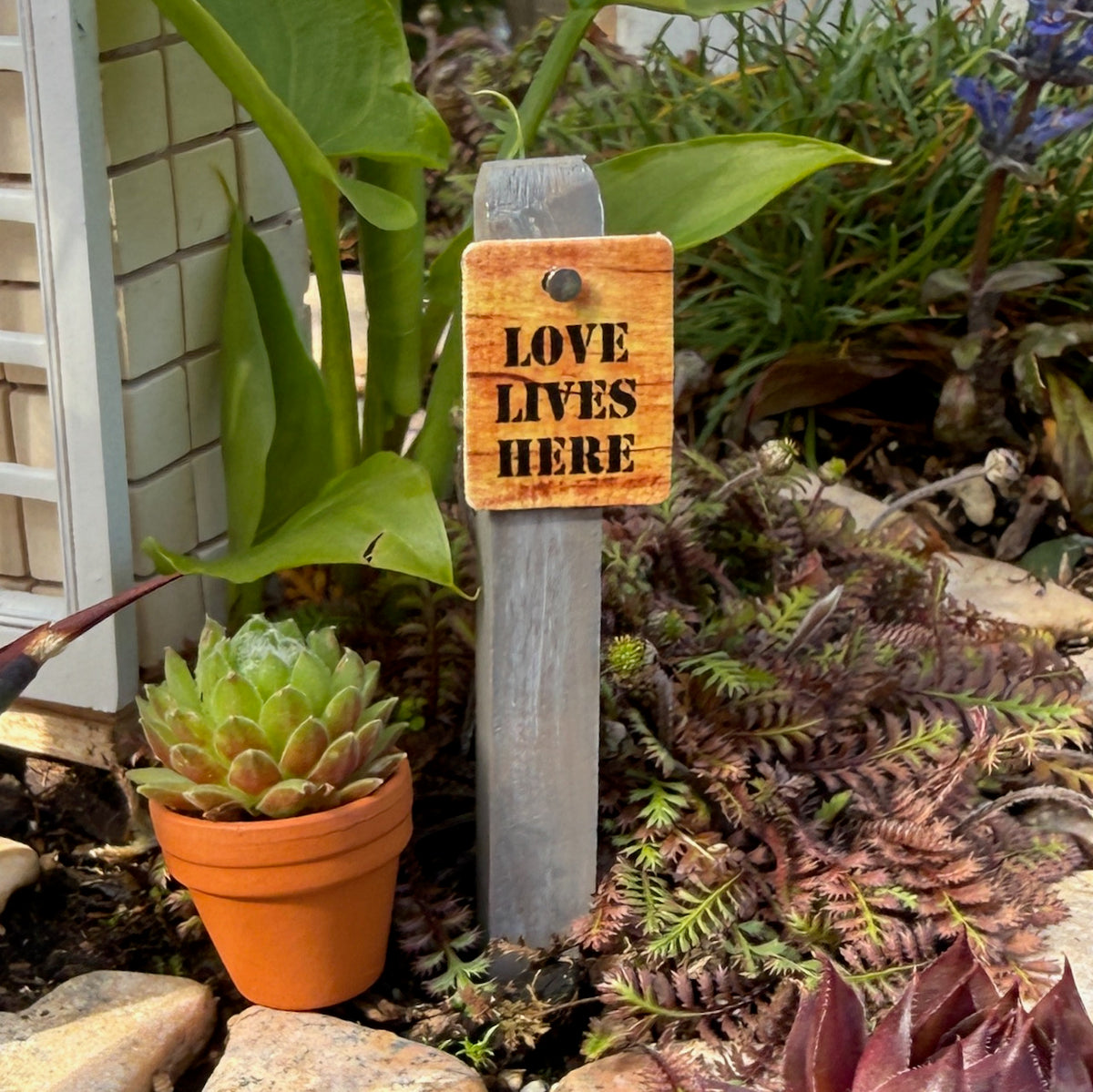 Miniature Garden Sign: Love Lives Here