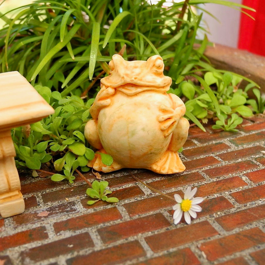 Mini Garden Cute Toad Statue