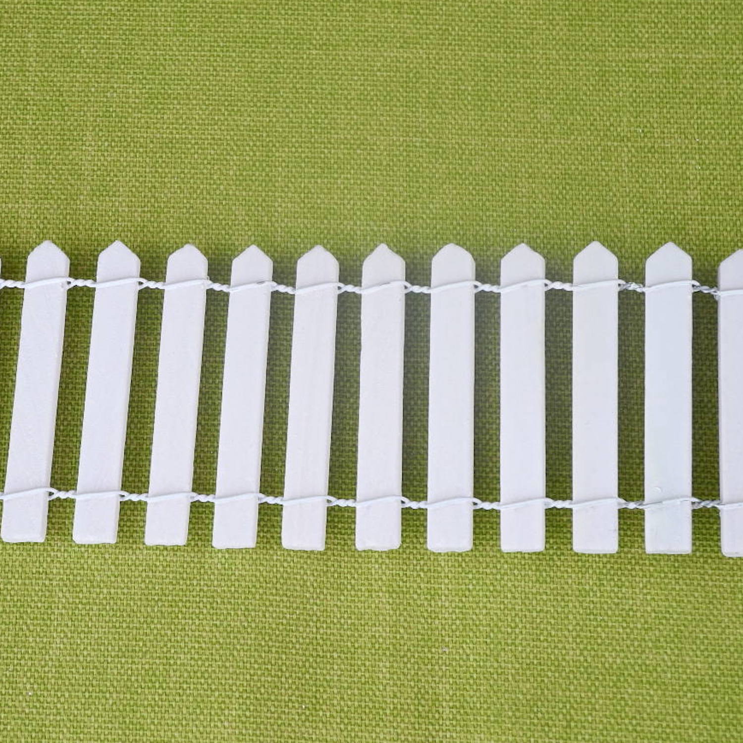 White Wood Fence, 16" with Stakes